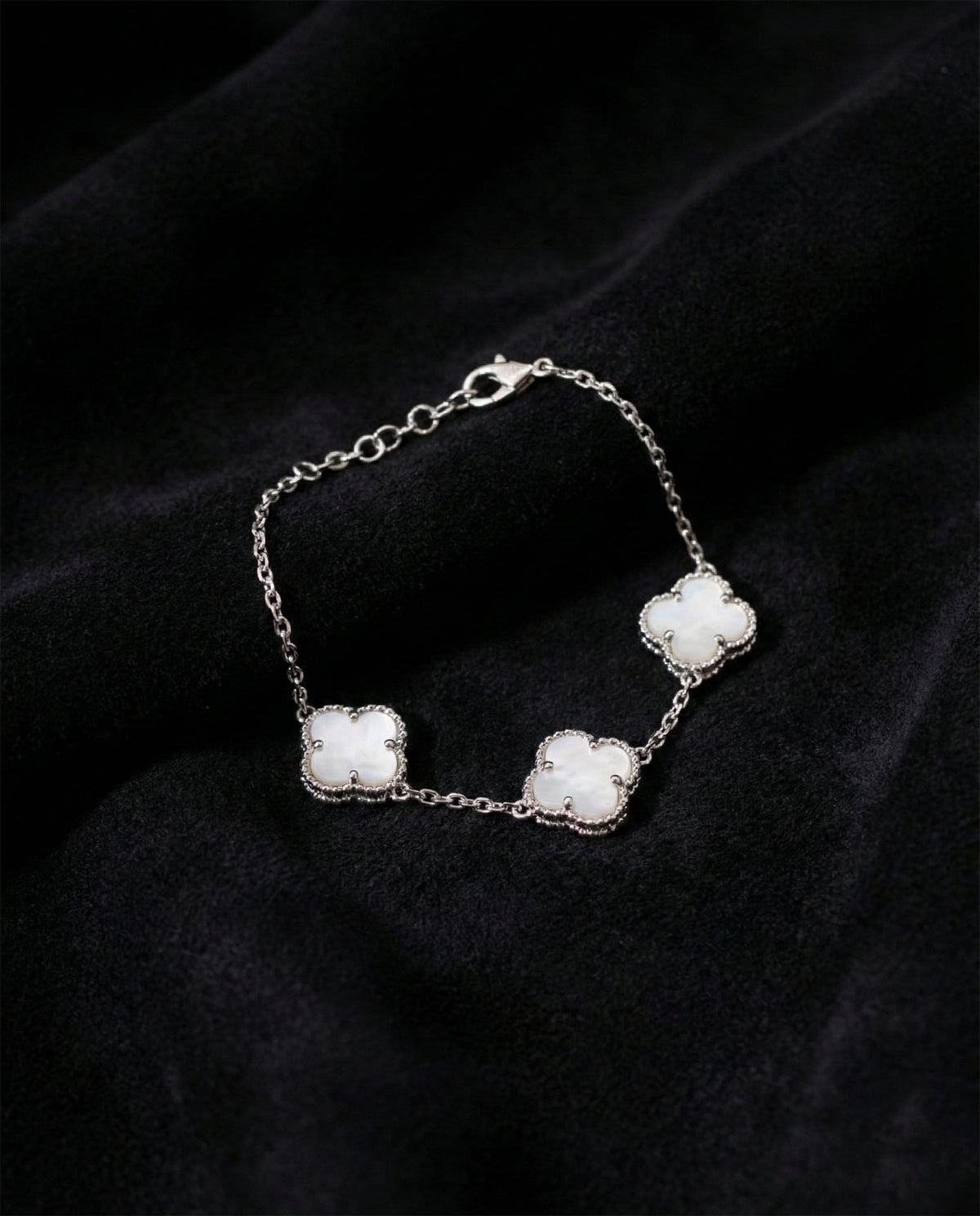 Armband mit dreifachem Kleeblatt aus weißem Perlmutt aus 925er Sterlingsilber
