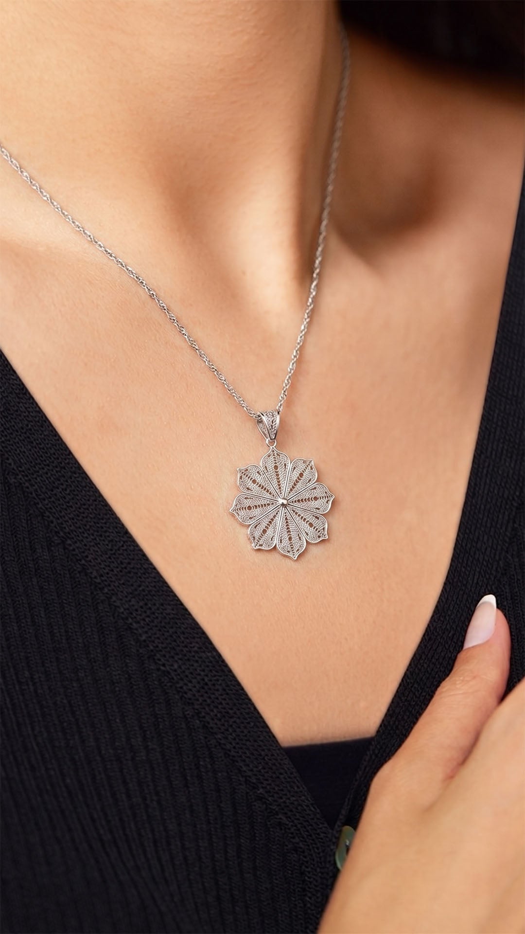 925 Sterling Silver Filigree Flower Medallion Necklace