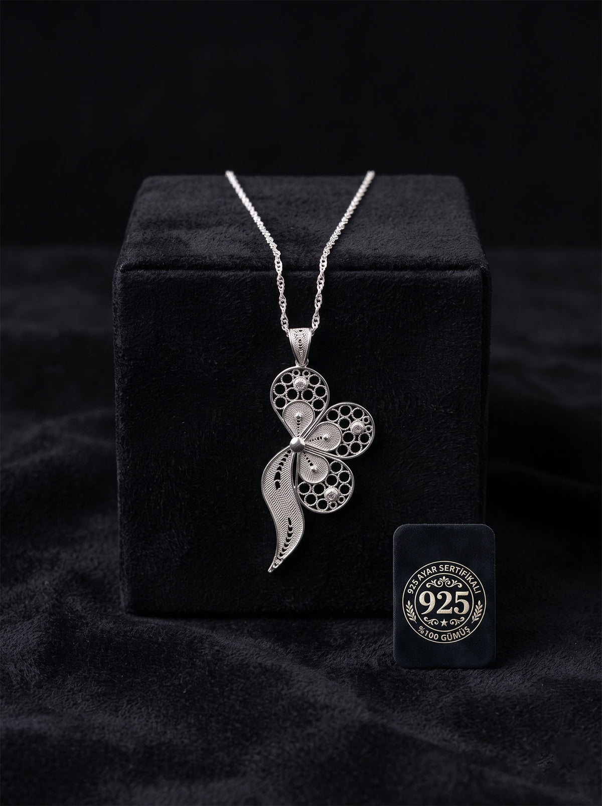 Halskette mit filigranem Medaillon aus 925er Sterlingsilber mit Schleifenmotiv