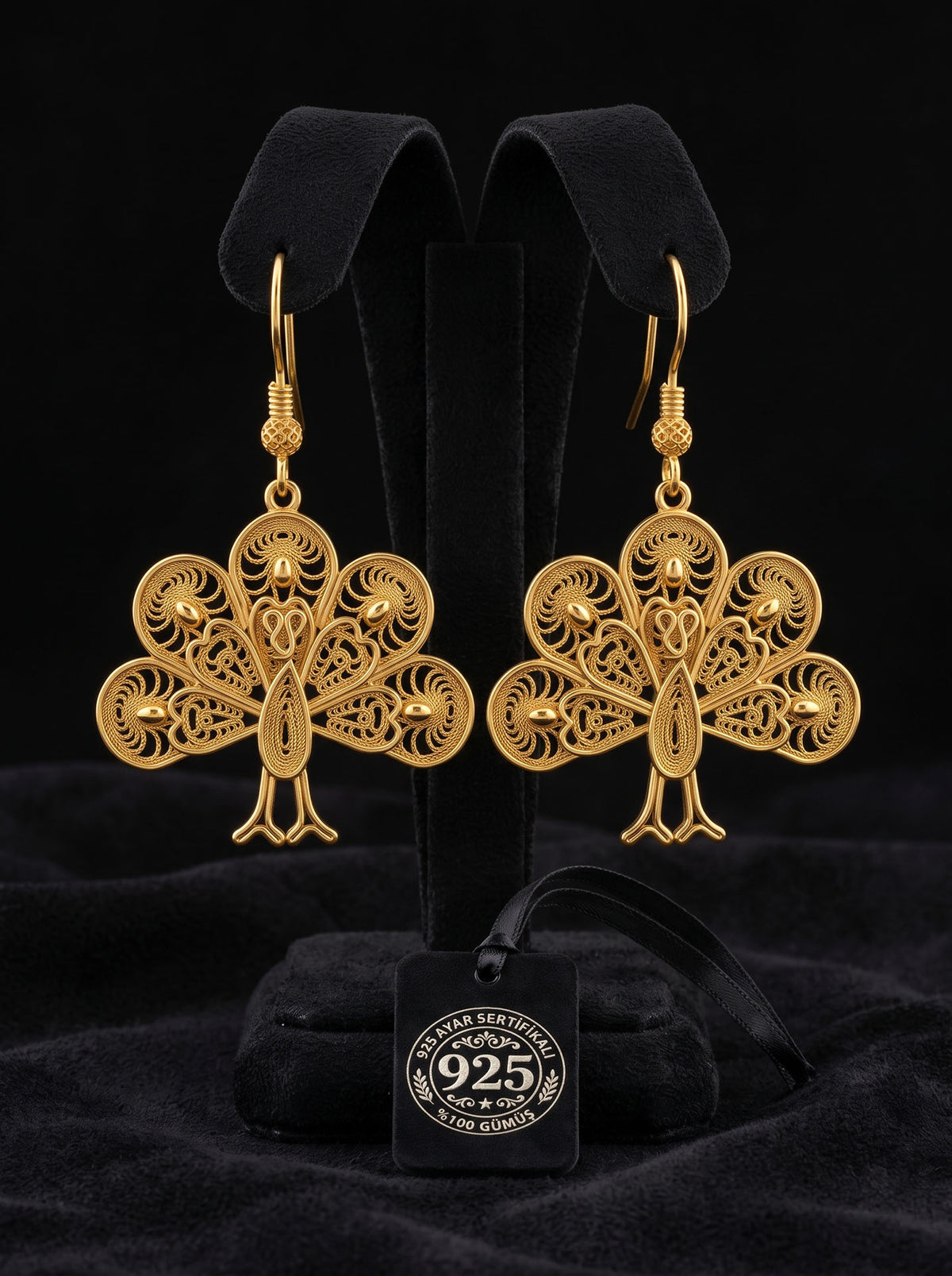 Handgefertigte traditionelle Hängeohrringe aus 925er Sterlingsilber mit goldenem Pfauenmotiv in Filigranarbeit
