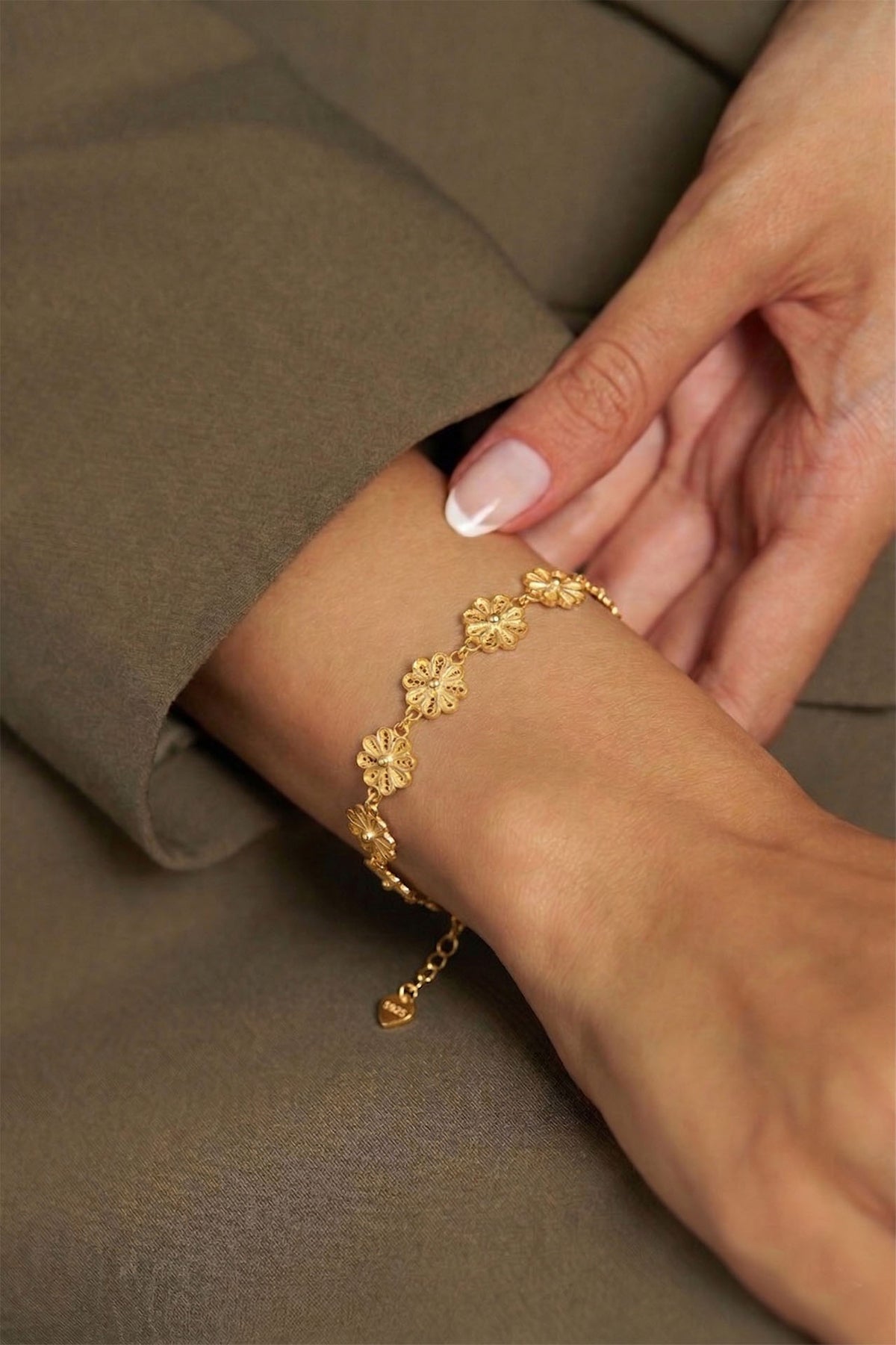 Gold Traditional Filigree Daisy Link Bracelet in 925 sterling silver - view 2