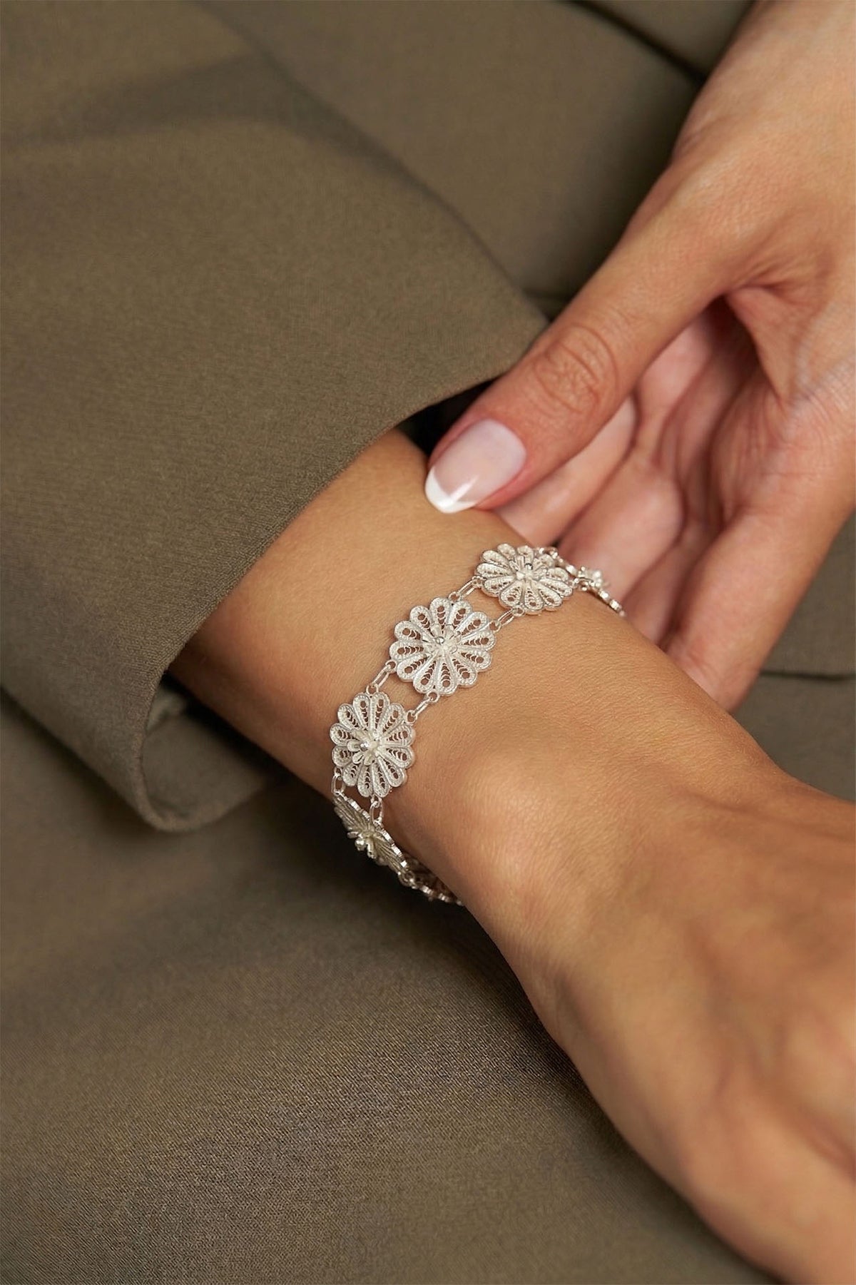 Traditional Filigree Floral Pattern Bracelet in 925 sterling silver - view 2