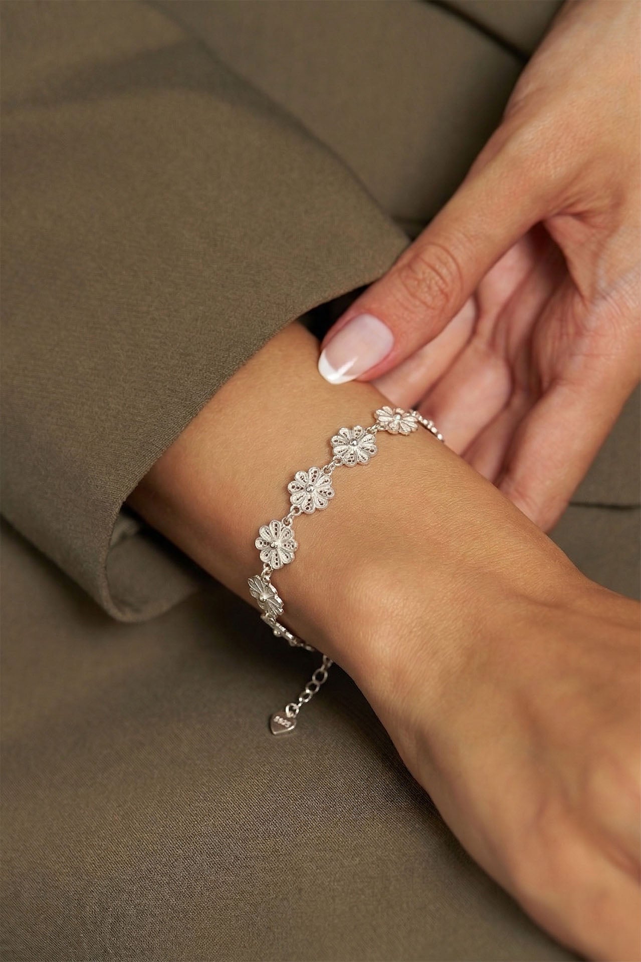 Traditional Filigree Handmade Daisy Motif Elegant Bracelet Silver
