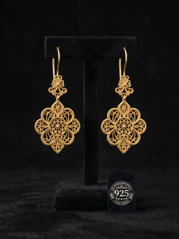 Ohrhänger aus 925 Sterling Silber mit traditioneller Filigranarbeit und goldenen Spitzendetails