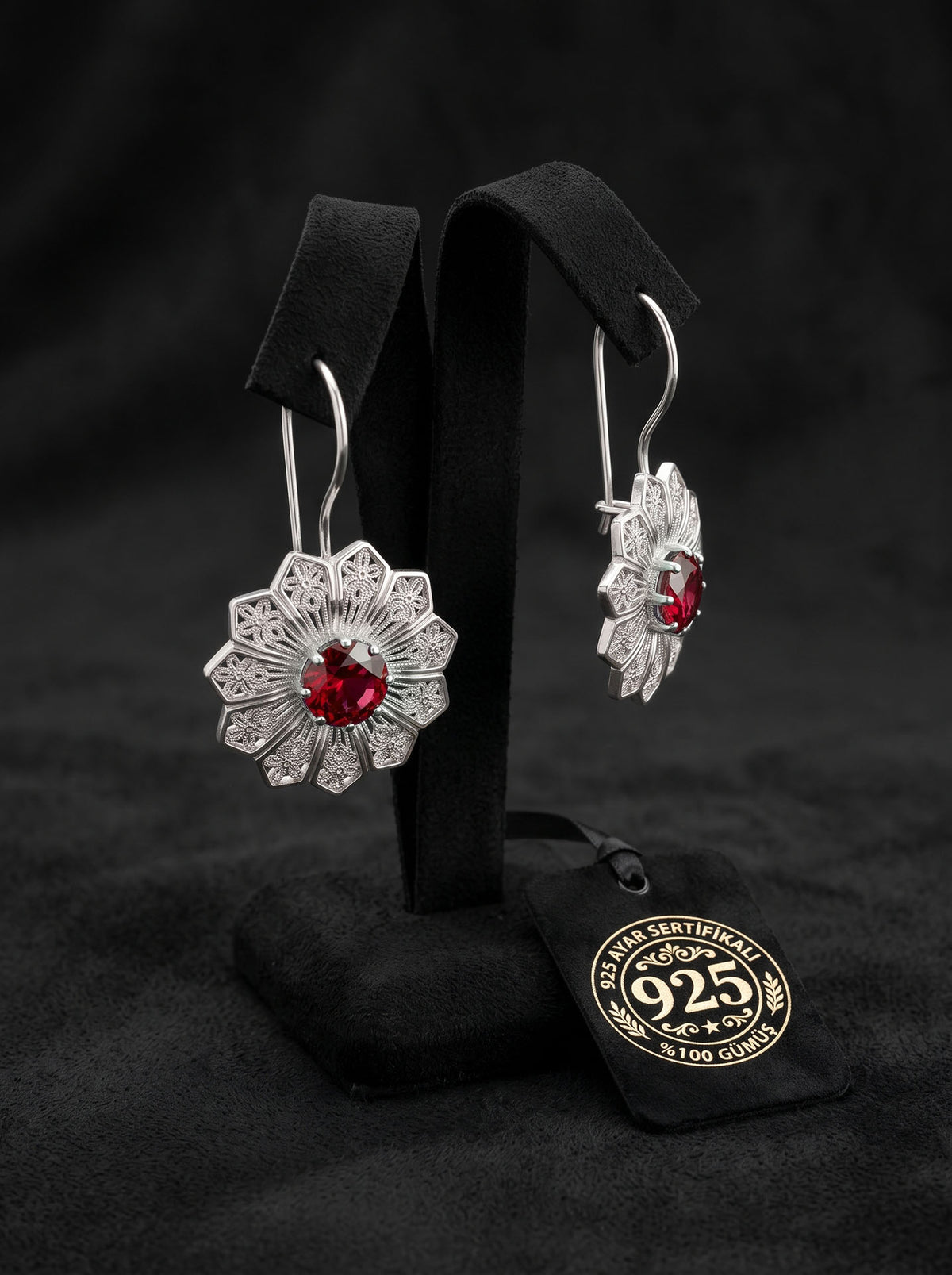Hängende Ohrringe aus 925er Sterlingsilber mit fuchsiafarbenem Gänseblümchen-Filigran