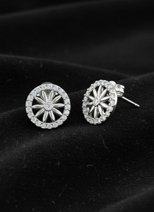 925 Ayar Gümüş Rodyum Renk Halo Çerçeveli Çiçek Detaylı Minimalist Küpe