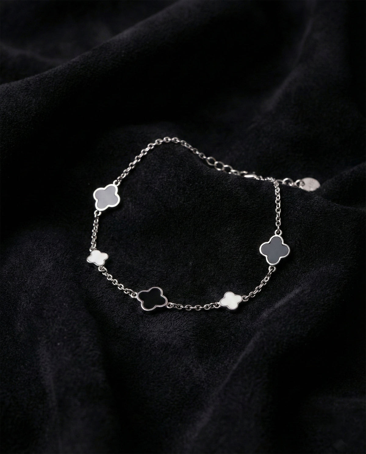 Schwarz-weiß emailliertes Kleeblatt-Charm-Armband aus 925er Sterlingsilber