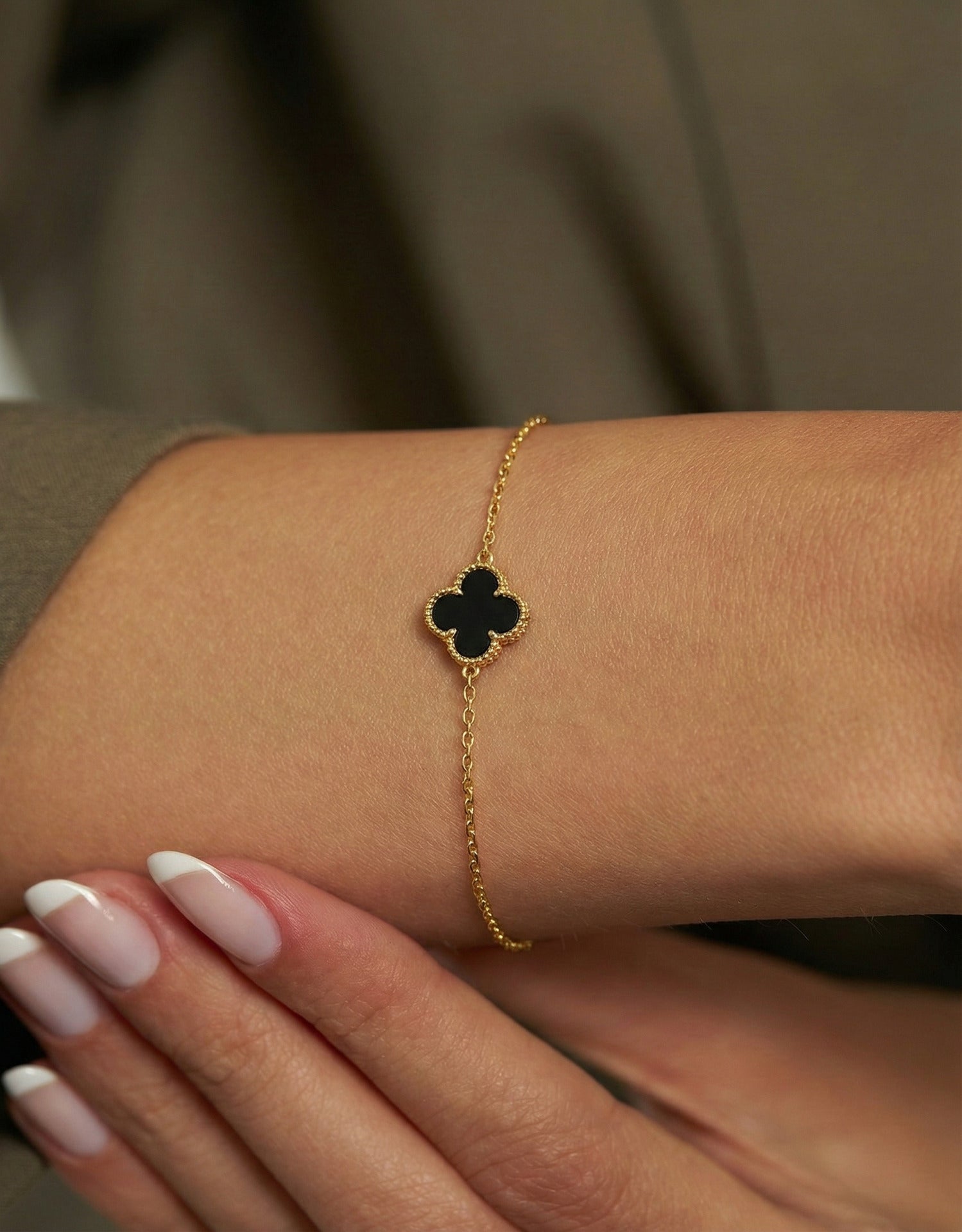 White Mother of Pearl Single Clover Bracelet Gold Plated Silver