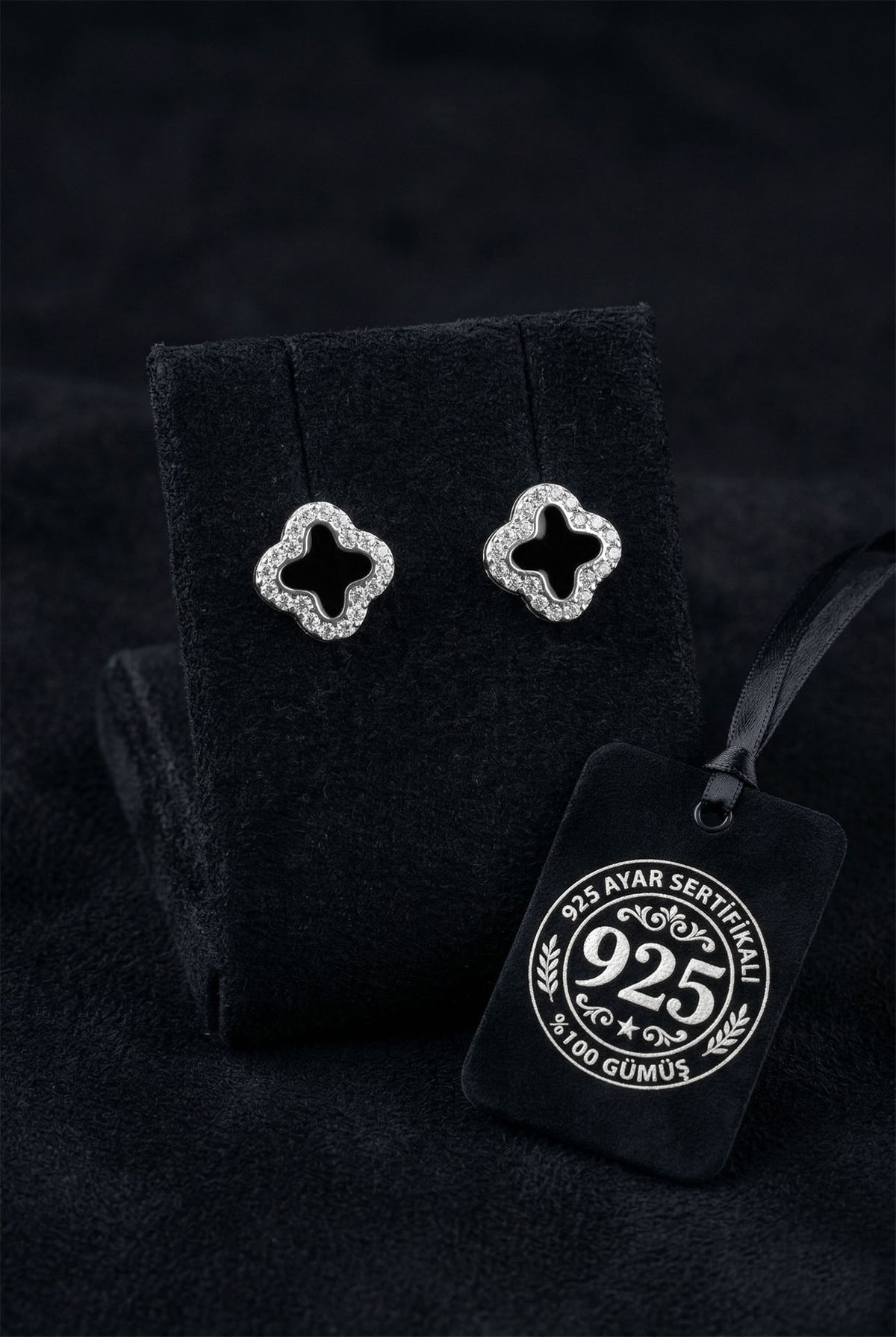 Kleeblatt-Ohrstecker aus schwarzem Emaille mit Zirkonia-Halo aus 925er Sterlingsilber