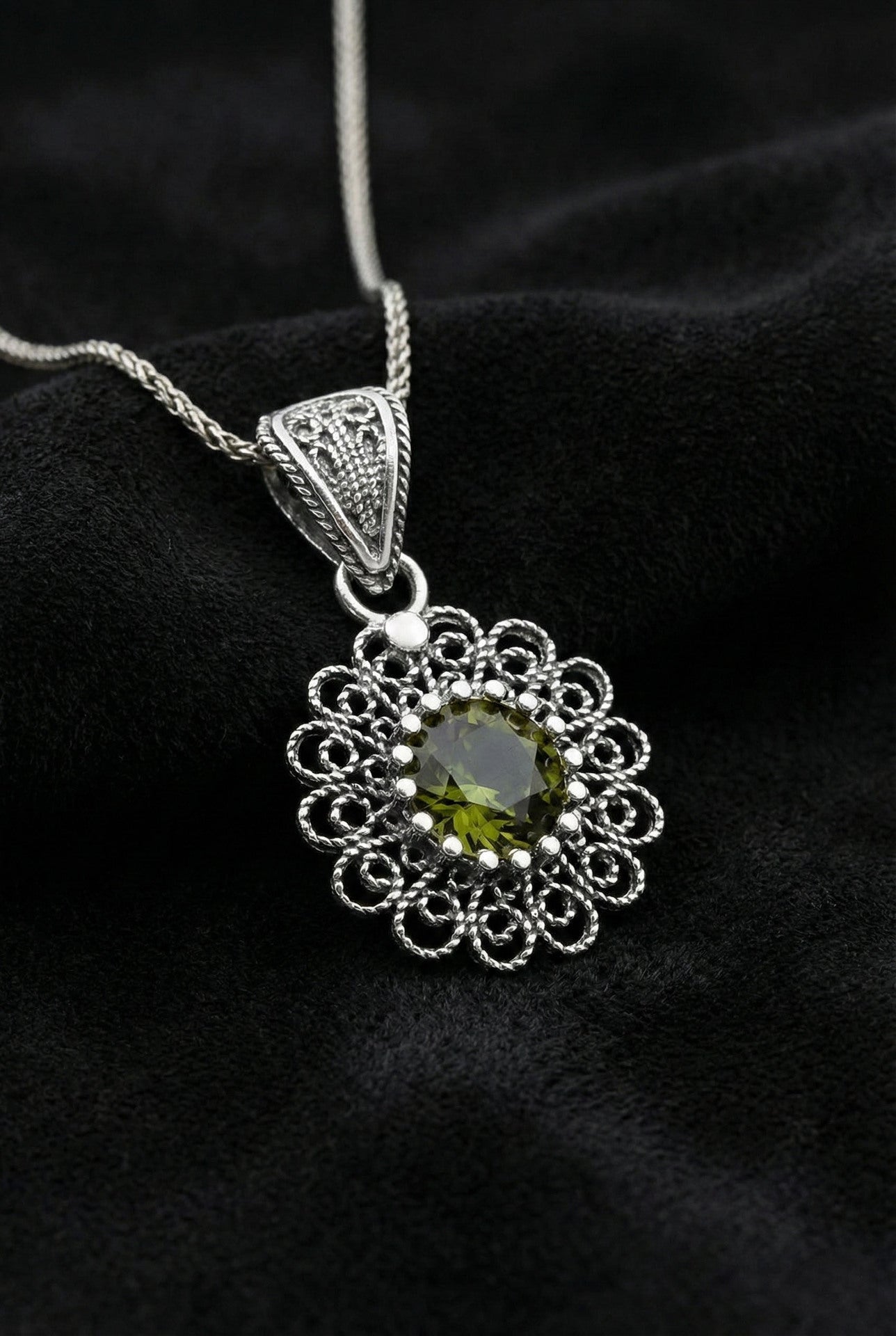 Ağustos Peridot Doğum Taşı Çiçek Motifli Telkari Gümüş Kolye