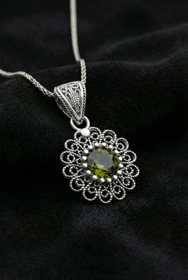 Ağustos Peridot Doğum Taşı Çiçek Motifli Telkari Gümüş Kolye