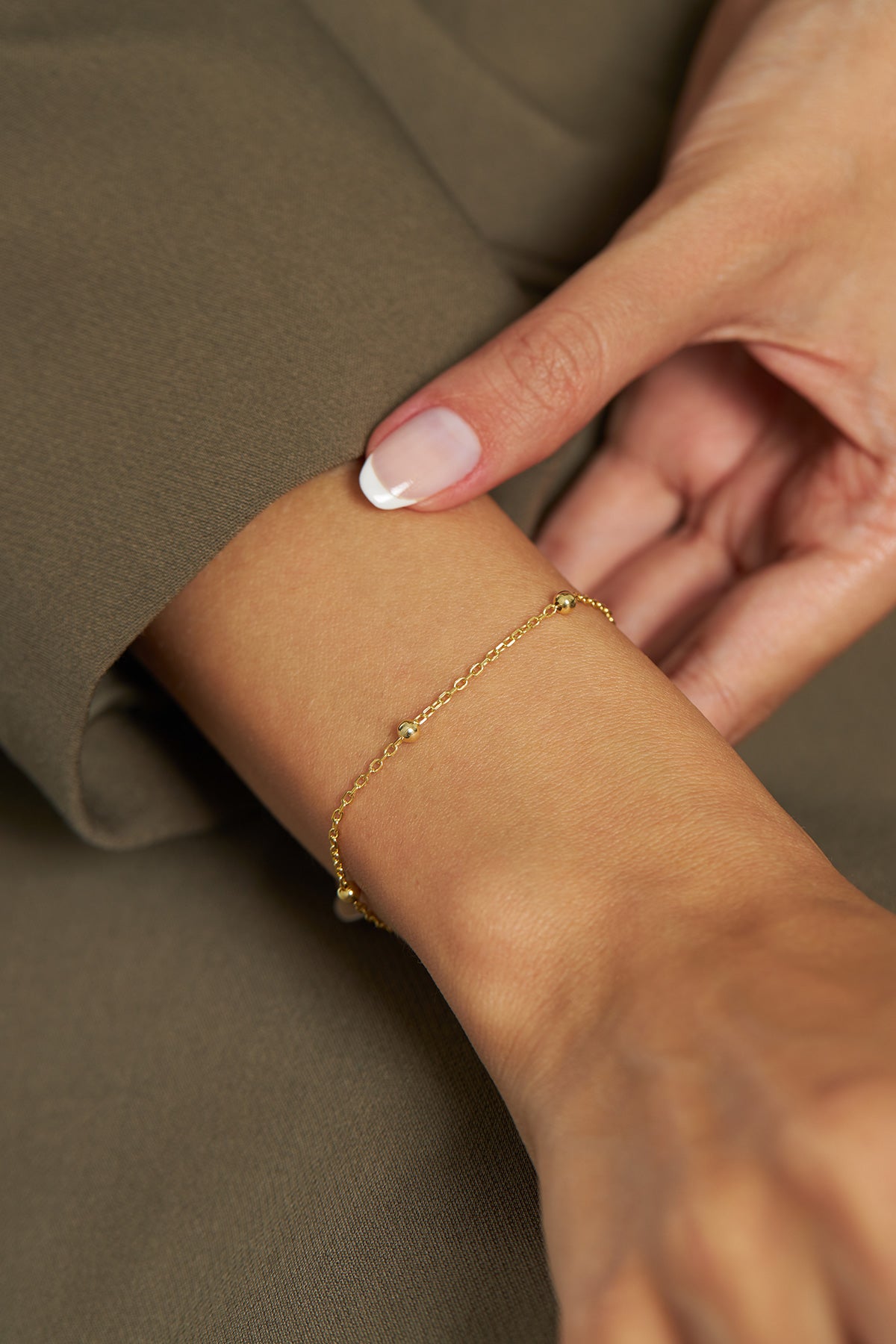 Gold Dorika Bead, Dainty Minimal Chain Bracelet in 925 sterling silver - view 3