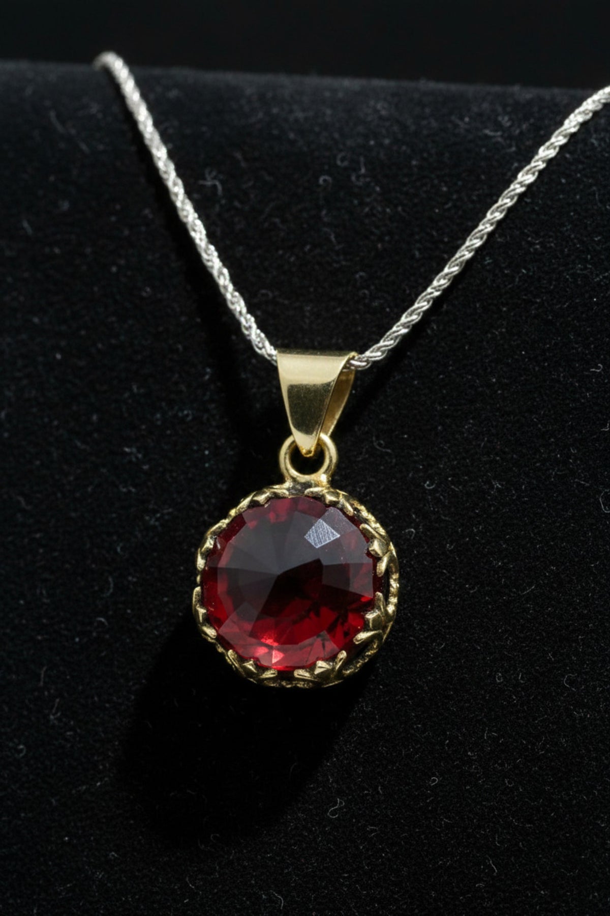 Gilded Tulip Garnet Gemstone Pendant Necklace in 925 sterling silver