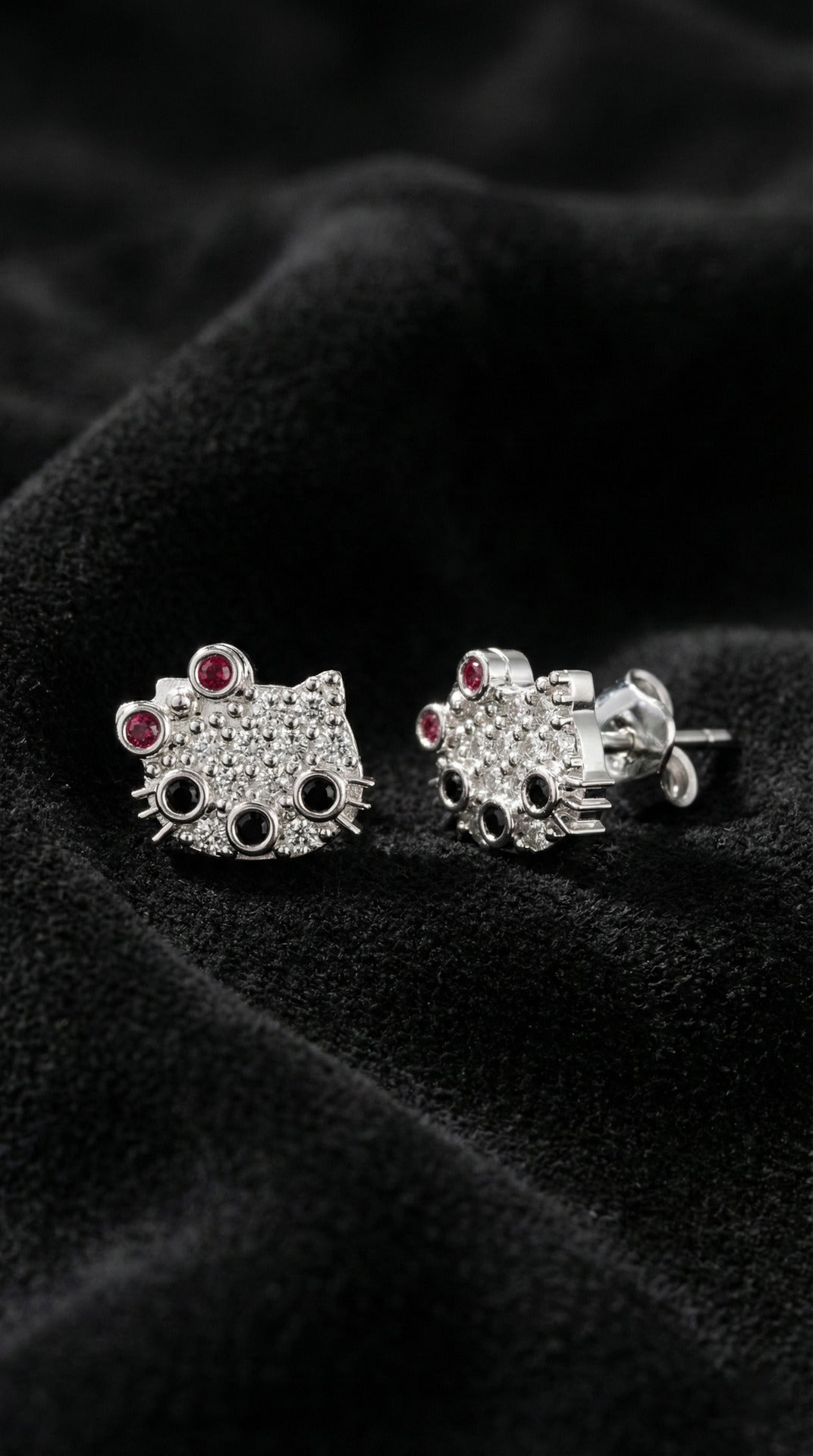 Mix Taşlı Rodyum Hello Kitty Çivili Minimal Gümüş Küpe