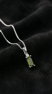 Peridot Taşlı Rodyum Tektaş Baget Gümüş Kolye