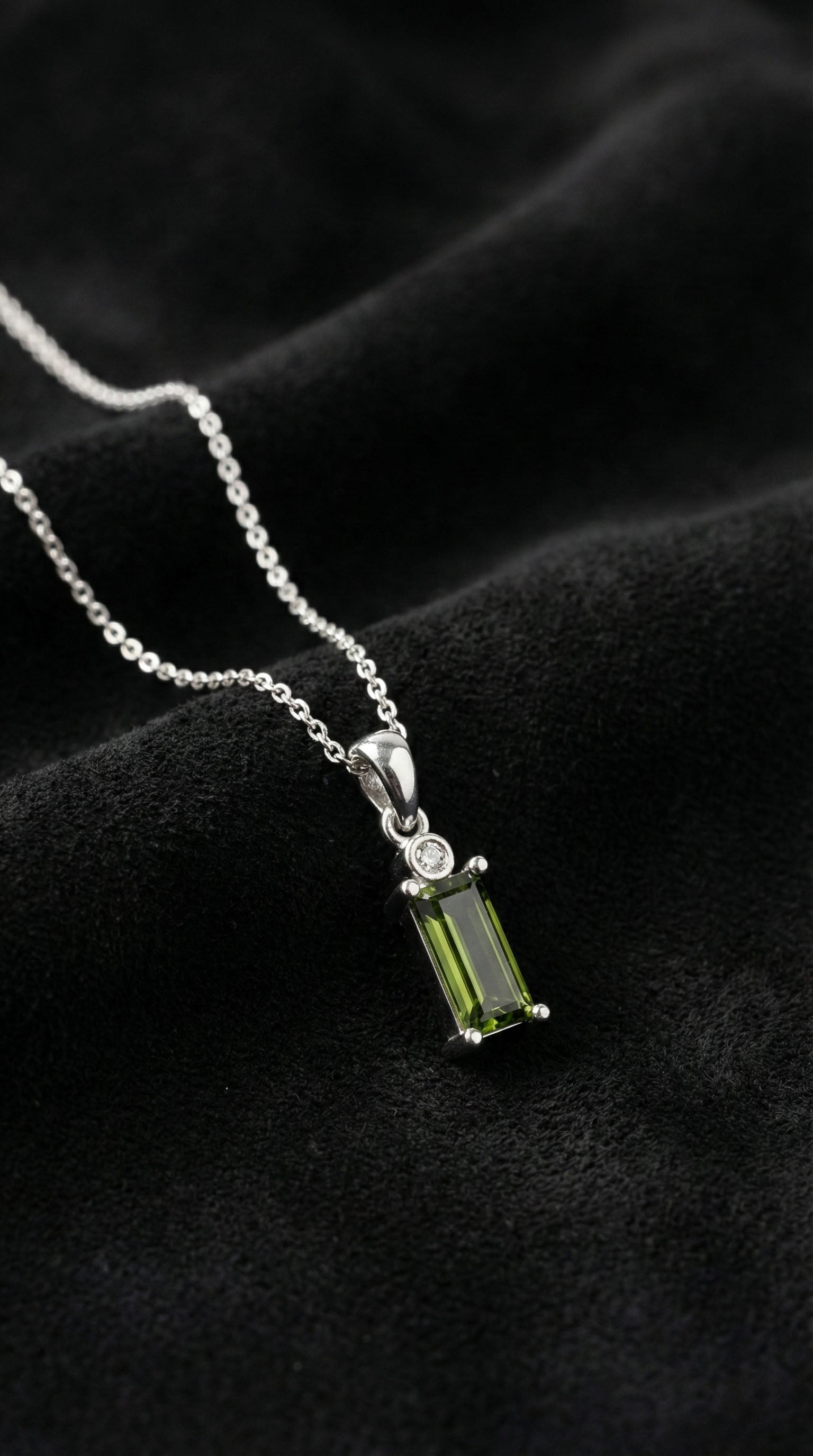 Peridot Taşlı Rodyum Tektaş Baget Gümüş Kolye