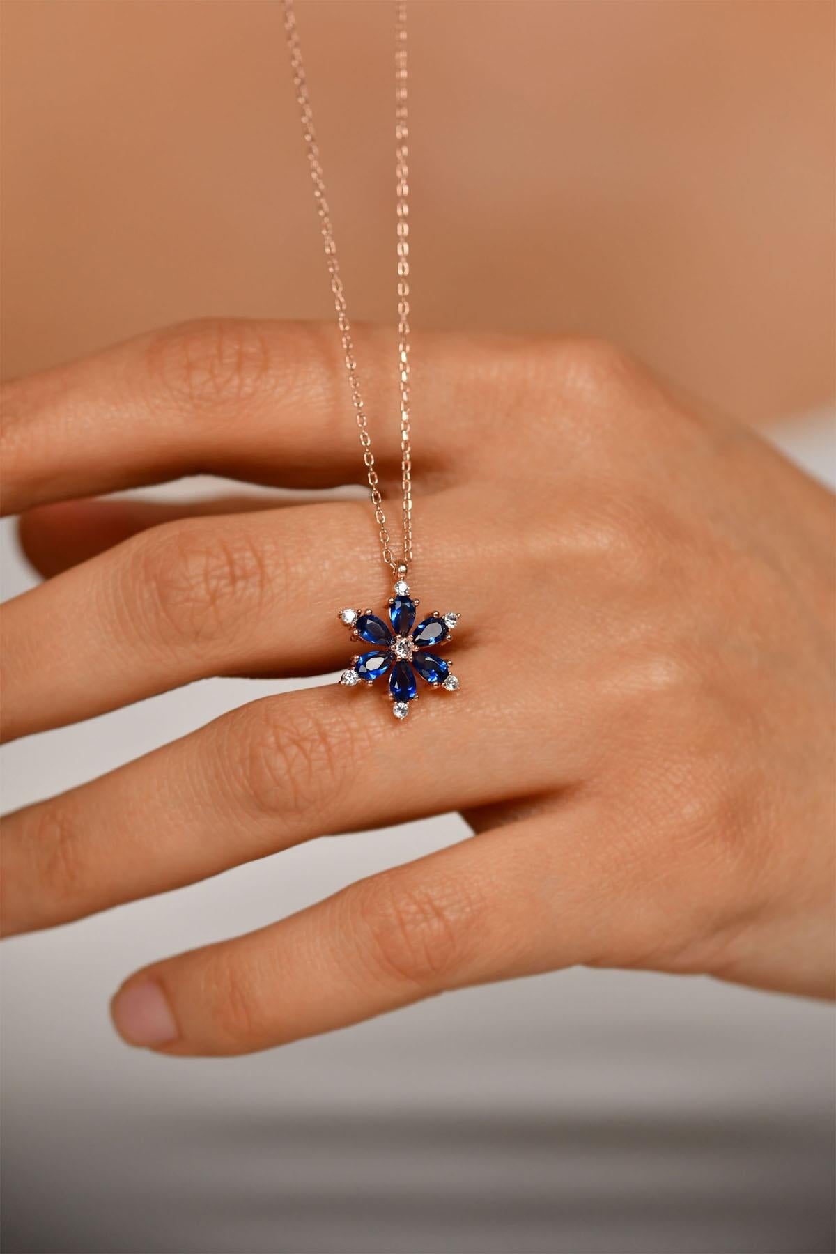 Safir Taşlı Rose Lotus Çiçeği Gümüş Kolye