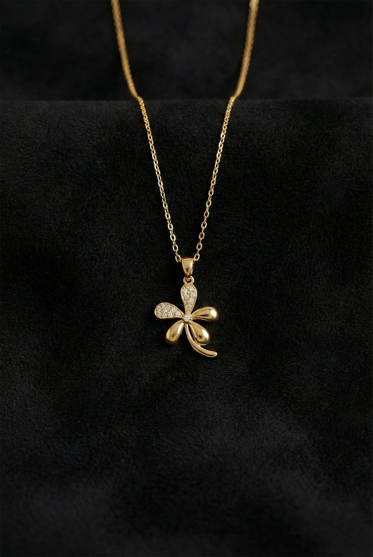 Gold Five Leaf Clover Necklace with Zircon in 925 sterling silver