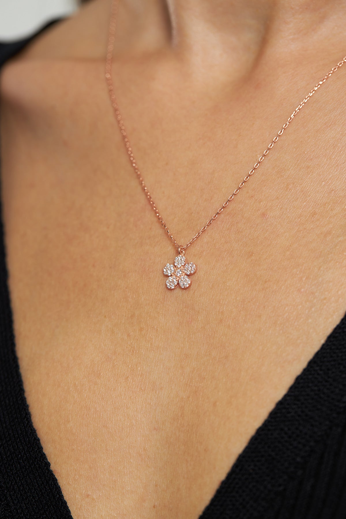 Rose Gold Daisy Flower Necklace with Zircon in 925 sterling silver - view 4