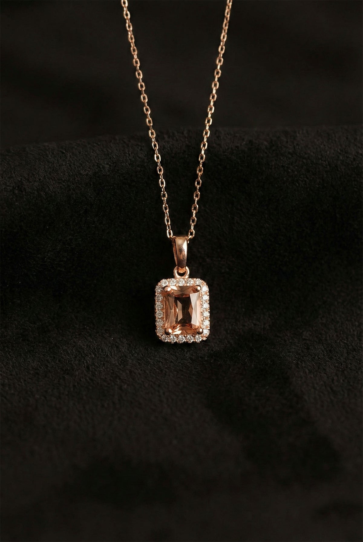 Zultanit-Halskette im Smaragdschliff mit Halo-Fassung, Roségold aus 925er Sterlingsilber