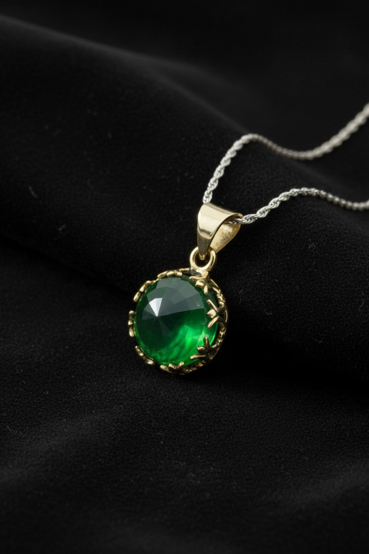 Gilded Tulip Emerald Gemstone Pendant Necklace in 925 sterling silver