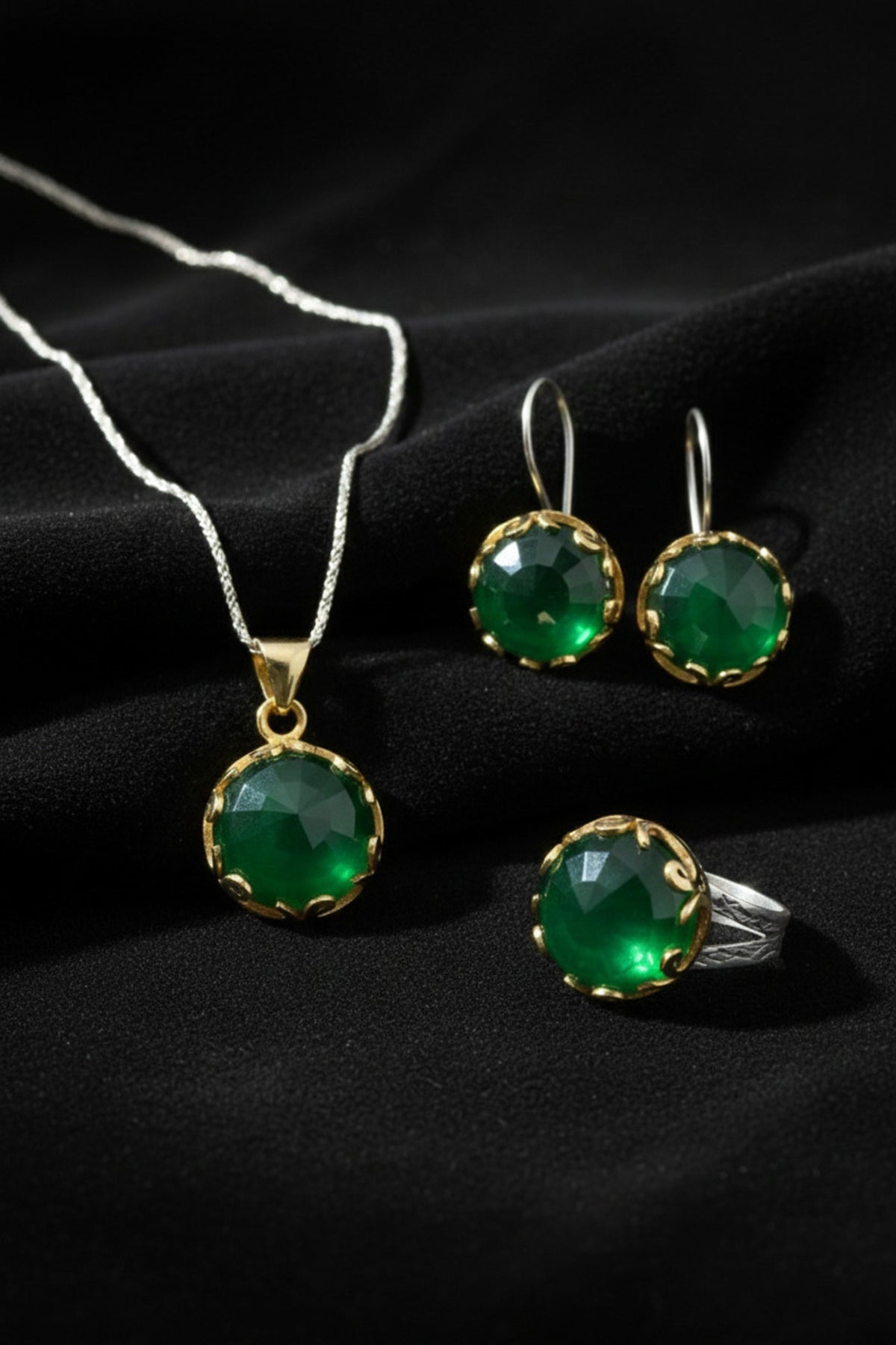 Gilded Round Vav Emerald Gemstone Jewelry Set in 925 sterling silver